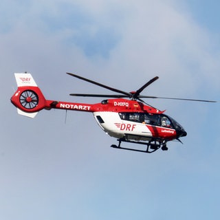 Ein DRF Rettungshubschrauber (Symbolbild). In Heilbronn ist ein solcher mitten in der Innenstadt gelandet. Eine 86-Jährige hatte sich in ihrer Wohnung verletzt. 