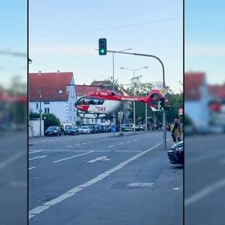 Ein Rettungshubschrauber landete mitten in Heilbronn - eine 86-Jährige hatte sich in ihrer Wohnung lebensgefährlich verletzt. 
