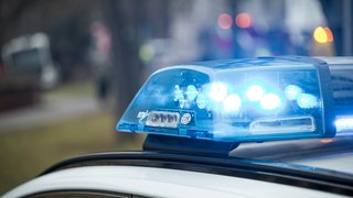Blaulicht auf einem Einsatzfahrzeug der Polizei (Symbolbild).