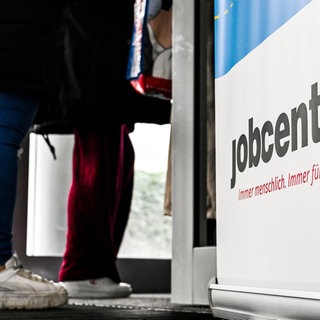 Menschen beim Jobcenter (Symbolbild)
