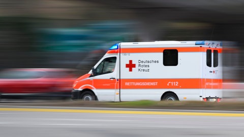 Ein Rettungswagen fährt mit Blaulicht zu einem Einsatz (Symbol). In Öhringen wurde ein 82-Jähriger von einem Lkw erfasst und tödlich verletzt.