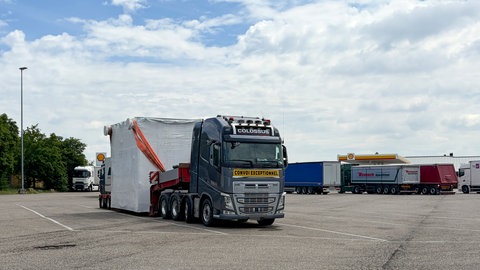 Nicht im Weg und lukrativ: Auf dem Autohof, auf dem der Schwertransport feststeckt, gibt es 160 Lkw-Stellplätze, die Nacht kostet 20 Euro. Seite Ende April steht der Lkw samt Hänger dort.