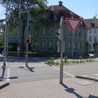 An dieser Kreuzung in Öhringen ereignete sich der tödliche Unfall: Ein 82-jähriger Mann starb, als er beim Überqueren der Straße von einem Lkw erfasst wurde. 
