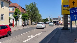 An dieser Kreuzung in Öhringen ereignete sich der tödliche Unfall: Ein 82-jähriger Mann starb, als er beim Überqueren der Straße von einem Lkw erfasst wurde. 