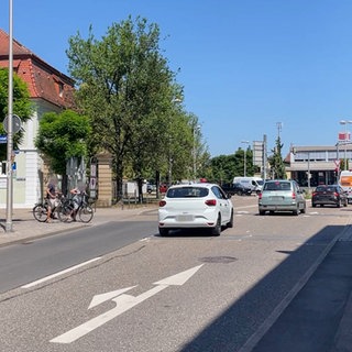 An dieser Kreuzung in Öhringen ereignete sich der tödliche Unfall: Ein 82-jähriger Mann starb, als er beim Überqueren der Straße von einem Lkw erfasst wurde. 
