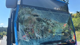 Am Autobahnzubringer Wertheim ist ein Kleinbus mit einem Schulbus zusammengestoßen. Der Kleinbusfahrer wurde schwer verletzt. 