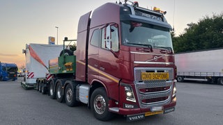 Nach monatelanger Zwangspause konnte der Schwertransport mit einer Aluminiumpresse seine Reise vom Authof Kirchberg fortsetzen.