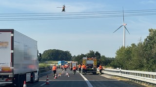 Motorradunfall auf der A81 bei Boxberg in Richtung Heilbronn: Die Landung eines Rettungshubschraubers sorgte für eine kurzzeitige Sperrung. Ein 28-Jähriger wurde schwer verletzt.
