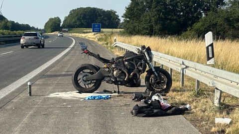 Motorradunfall auf der A81 bei Boxberg in Richtung Heilbronn: Die Landung eines Rettungshubschraubers sorgte für eine kurzzeitige Sperrung. Ein 28-Jähriger wurde schwer verletzt.