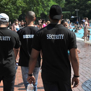 Security im Freibad (Symbolbild). Immer mehr Freibäder in Heilbronn-Franken setzen nach Polizeieinsätzen auf mehr Sicherheit. 