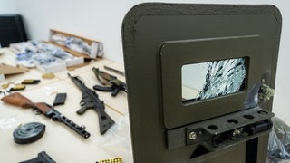 Bei einer Reichsbürger-Familie aus Boxberg wurden 2022 reihenweise Waffen und Muniton gefunden (siehe Bild). 2025 wurden dort erneut Waffen entdeckt.