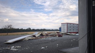 In Niederstetten hat eine Windhose ein Firmendach abgedeckt. 
