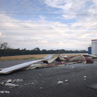 In Niederstetten hat eine Windhose ein Firmendach abgedeckt. 