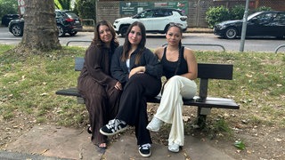 Ilayda Emre (20), Miray Mamaci (19) und Luisa Celina Senda (20) (vlnr.) machen in Heilbronn eine Ausbildung zur Arzthelferin. In ihrer Schul-Pause haben sie beim Food Court mit Erster Hilfe einem 54-jährigen Mann das Leben gerettet. Und auch genau auf dieser Bank saß der Mann, als er den Herzinfarkt hatte.