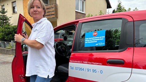 Eine Mitarbeiterin des Sozialdienstes Bad Rappenau besucht ein pflegebedürftiges Ehepaar.