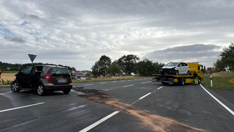 Zwei verletzte Kinder nach Unfall auf B19 bei Igersheim, die Straße musste voll gesperrt werden.
