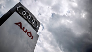 Dunkle Wolken ziehen über einen Audi-Händler.