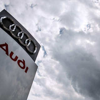 Dunkle Wolken ziehen über einen Audi-Händler.