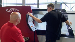 Colin Gebhard mit Maik Widowski an Maschine