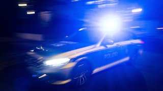 Polizeifahrzeug mit Blaulicht (Symbolbild)