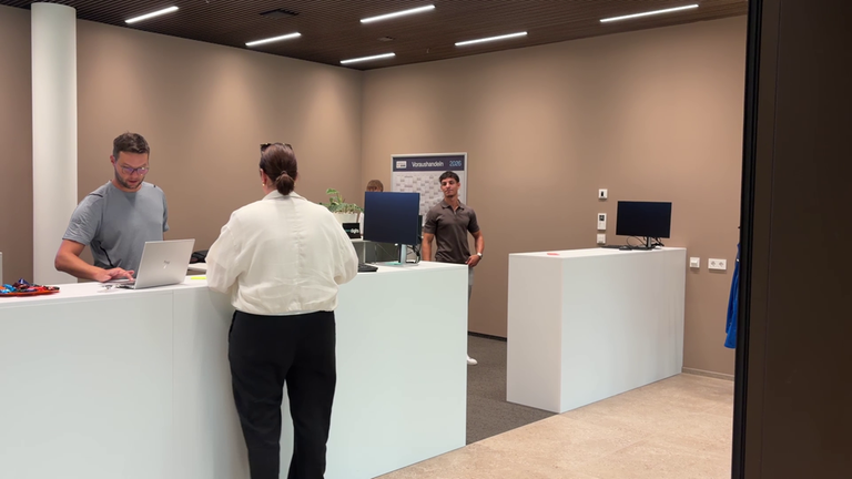 Schon jetzt arbeiten rund 3.000 Menschen auf dem Schwarz Digits Campus. Nimmt man Remote-Arbeit dazu, sollen es einmal 5.500 Arbeitsplätze sein.