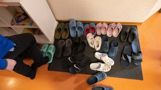ausschuhe stehen vor einem Zimmer in einem Kinderheim (Symbolbild)