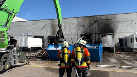 In Kirchardt (Kreis Heilbronn) hat die Feuerwehr am Freitagmorgen gegen einen Großbrand bei einem Recyclingunternehmen gekämpft. In drei sogenannten Lkw-Brücken sind Altbatterien abgebrannt. Schadstoffe sollen nach ersten Erkenntnissen zumindest nicht in die Luft freigesetzt worden.