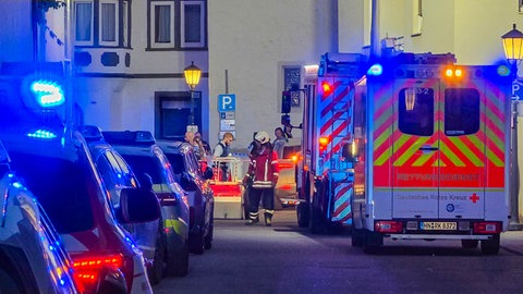 In Bad Friedrichshall stehen nach einem Unfall mit einem 4-jährigen Kind Polizei- und Rettungswagen in einer Straße. 
