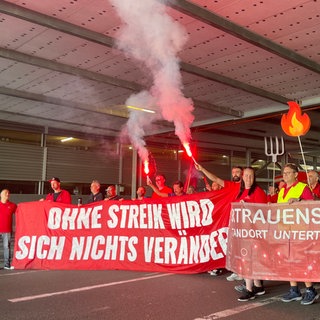Gegen die Sparpläne von VW gibt es bei Audi in Neckarsulm Proteste.