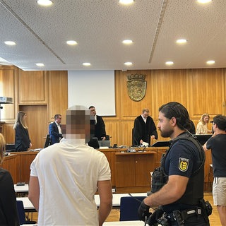 Im Fall um einen versuchten Auftragsmord vor einem Kindergarten in Waldburg hat das Landgericht Heilbronn lange Haftstrafen verhängt. 