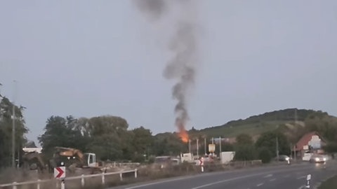 An der A6 beim Schemelsbergtunnel in Weinsberg hat es einen größeren Flächenbrand gegeben. Die Autobahn musste immer wieder gesperrt werden.