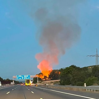 An der A6 beim Schemelsbergtunnel in Weinsberg hat es einen größeren Flächenbrand gegeben. Die Autobahn musste immer wieder gesperrt werden.