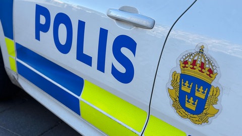 Ein Polizeiauto steht in der Altstadt von Stockholm 