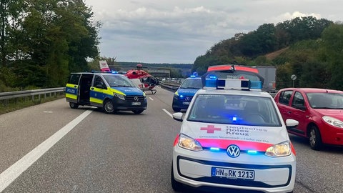 Auf der A81 bei Eberstadt ist ein Mann von einem Auto erfasst worden, nachdem er über die Mittelleitplanke kletterte. 