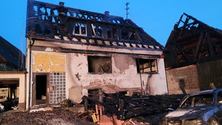 In der Nacht ist in Crailsheim ein Wohnhaus in Flammen aufgegangen. Das Feuer griff auch auf weitere Gebäude über. 