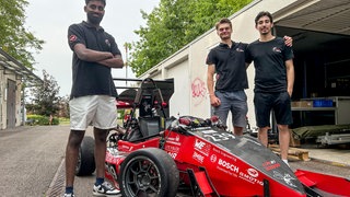 Junge Ingenieure der Hochschule Heilbronn bauen einen Rennwagen.