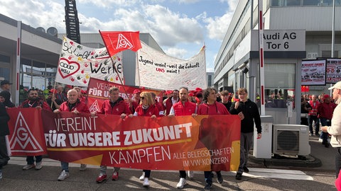 Bei Audi in Neckarsulm gehen die Proteste der IG Metall weiter. 