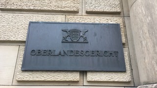 Das Oberlandesgericht (OLG) Karlsruhe hat der Auslieferung eines 33-Jährigen an Schweden zugestimmt. Der Mann soll seine Lebensgefährtin im gemeinsamen Urlaub in Schweden getötet haben. (Symbolbild)