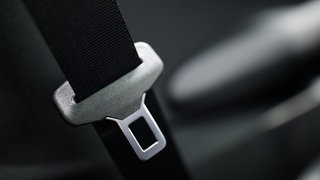 Im Rahmen der Kontroll-Aktion "Sicherer Schulweg" hat die Polizei viele Verstöße festgestellt, manche waren mit dem Handy am Steuer unterwegs. (Symbolbild)