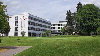 Teile des Hohenloher MVZ sollen geschlossen werden. Die waren zum Teil noch im alten Hohenloher Krankenhaus untergebracht. (Archiv)