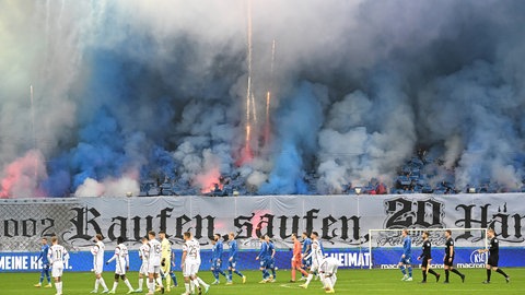 KSC-Fans zünden Pyrotechnik auf der Südtribüne