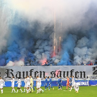 KSC-Fans zünden Pyrotechnik auf der Südtribüne