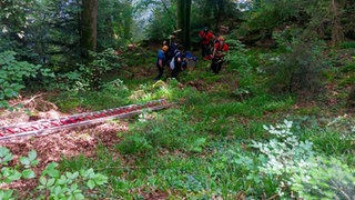 Einsatzkräfte von Bergwacht und Feuerwehr bauen eine sogenannte Seilrettung auf