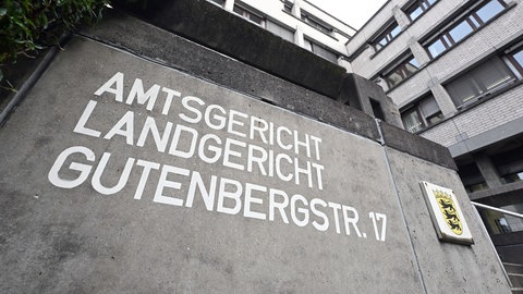 Ein Unternehmen wird beschuldigt, PFC-haltigen Kompost auf Äckern verteilt zu haben. Die Klage der Gemeinde Hügelsheim wird am Donnerstag vor der Zivilkammer des Landgerichts Baden-Baden verhandelt.