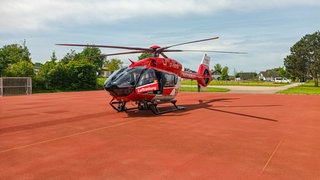 Rettungshubschrauber ist auf einem Sportplatz gelandet