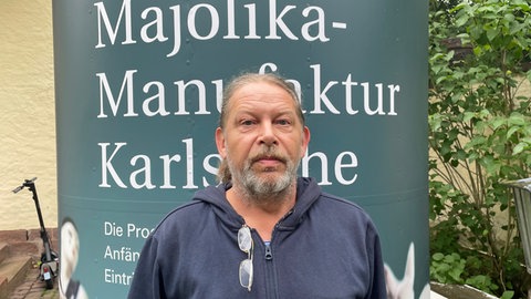 Steffen Zischke hat seit dem Jahr 2000 als Keramikmaler in der Keramikmanufaktur Majolika gearbeitet