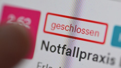 Bild zeigt einen Schriftzug: Notfallpraxis geschlossen. Die medizinische Notfallversorgung im Kreis Karlsruhe ist laut Experten in Gefahr.