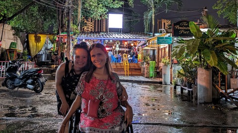Nora und ihre Assistentin Anna unterwegs auf Streifzug.