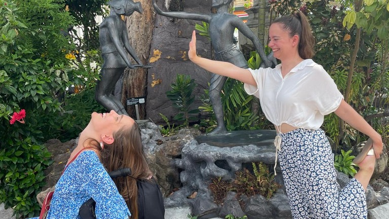 Es muss nicht immer alles so ernst sein: Nora und ihre Assistentin Anna haben Spaß miteinander.