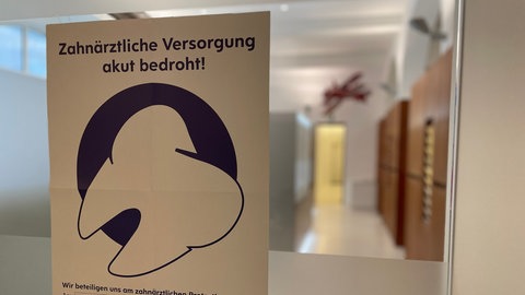 Mit einem Plakat weist eine Zahnarztpraxis in Baden-Baden auf den Streik hin.